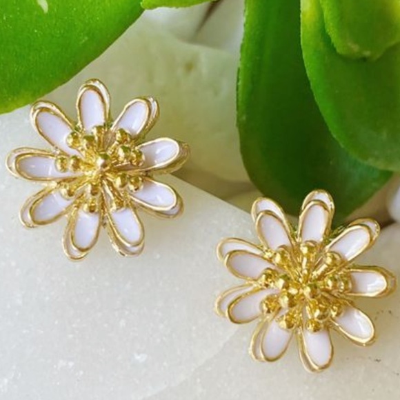 NEW INVENTORY - 💎 Double Bloom Daisy Earrings for pierced ears. - Picture 3 of 4